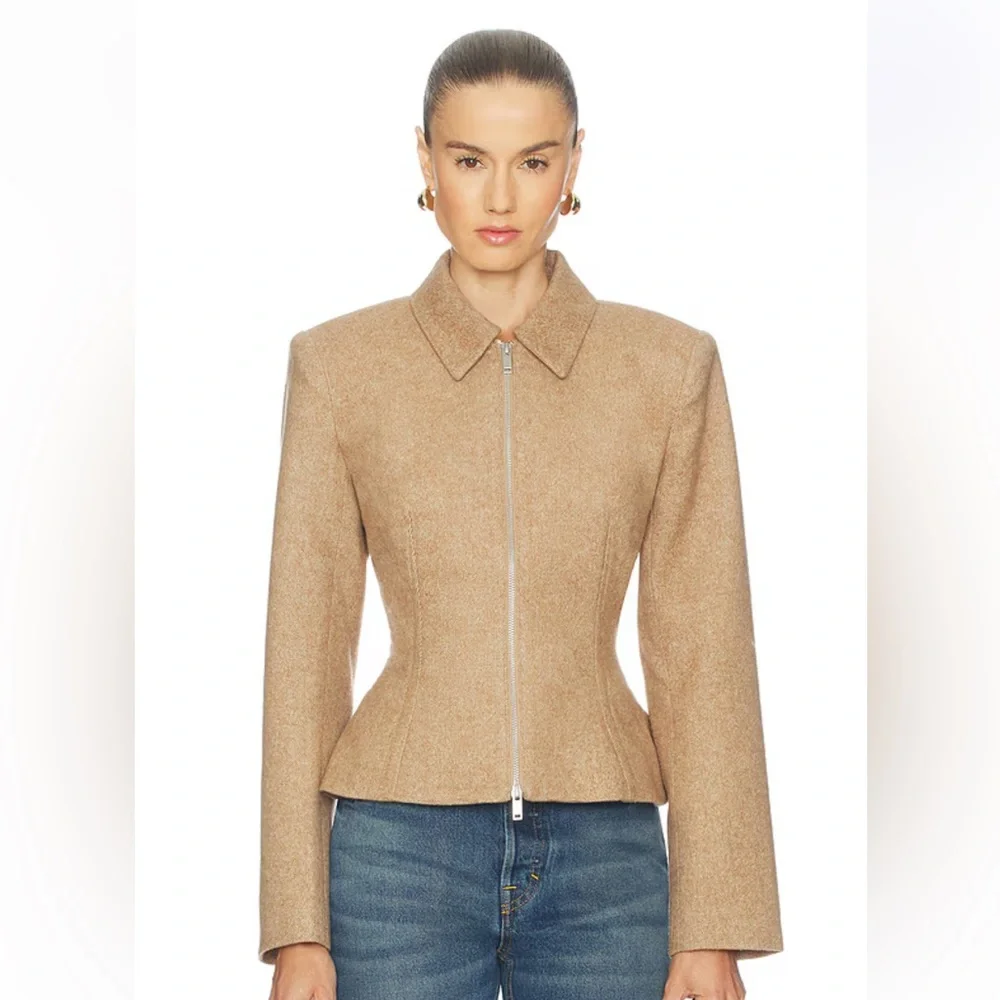 Sidonia Jacket in Camel
Camila Coelho - Picture 1 of 3